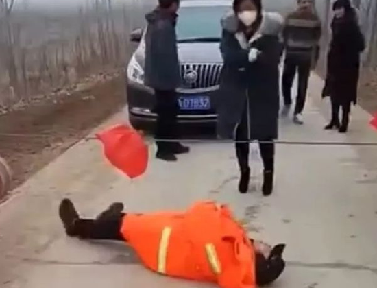 ▲在一些防疫卡點(diǎn)，村民間摩擦與沖突不時(shí)爆出。資料視頻截圖。